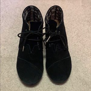 Toms black suede lace up booties
